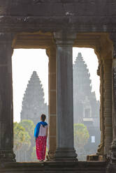 Ein Tourist blickt auf den archäologischen Komplex von Angkor, UNESCO-Weltkulturerbe, Siem Reap, Kambodscha, Indochina, Südostasien, Asien - RHPLF16903