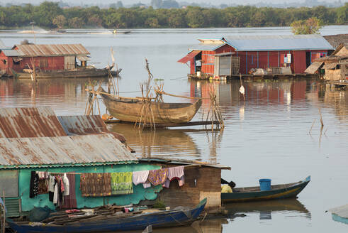 Schwimmendes Dorf am Tonle-Sap-See, Kambodscha, Indochina, Südostasien, Asien - RHPLF16913