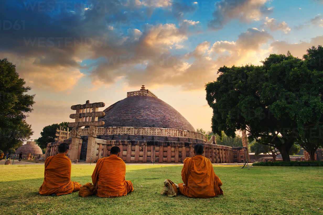 The great sanchi stupa, buddhist architecture at sanchi, madhya posters for  the wall • posters statue, building, eastern | myloview.com