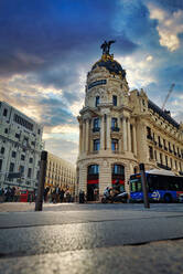 Das berühmte Metropolis-Gebäude (Edificio Metropolis) in der Gran Via, Madrid, Spanien, Europa - RHPLF16918