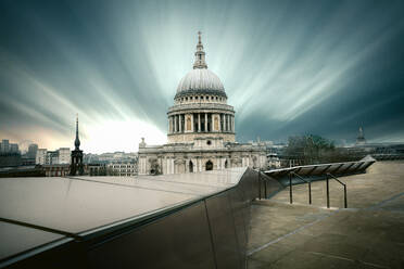 St. Pauls Cathedral, aufgenommen von der Dachterrasse des One New Change, mit Langzeitbelichtung, die die Wolkenbewegung über der Londoner Skyline einfängt, London, England, Vereinigtes Königreich, Europa - RHPLF16924