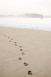 Fußabdrücke im Sand bei Sonnenaufgang am Talalla Beach, Sri Lanka, Asien - RHPLF16927