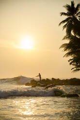 Fischer am Strand von Talalla, Sri Lanka, Asien - RHPLF16933