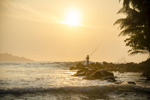 Fischer am Strand von Talalla, Sri Lanka, Asien - RHPLF16934