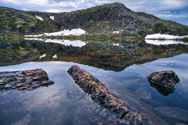Hügel, die sich im klaren Küstenwasser der Barentssee spiegeln - KNTF05010