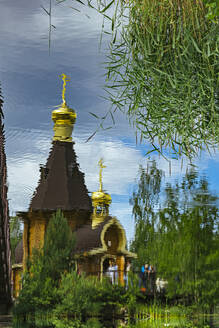 Russland, Leningrad Oblast, Kirche des Heiligen Andreas in Vuoksa, die sich im klaren Wasser des Flusses Vuoksi spiegelt - KNTF05016