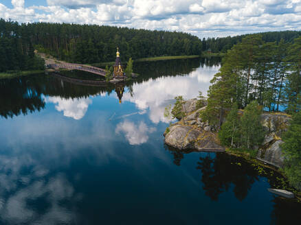 Russland, Leningrad Oblast, Luftaufnahme der Kirche des Heiligen Andreas in Vuoksa im Sommer - KNTF05030