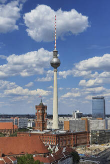 Deutschland, Berlin, Wolken über dem Berliner Fernsehturm - NGF00594