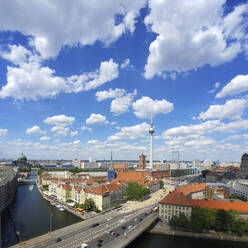 Deutschland, Berlin, Wolken über der Brücke, die den Spreekanal überspannt - NGF00595