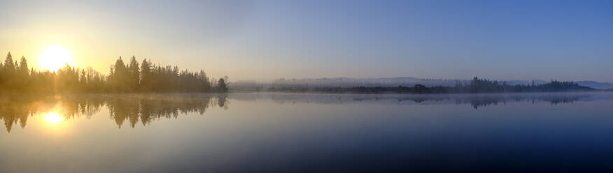 Panorama des Kirchsees bei nebligem Sonnenaufgang - LBF03177