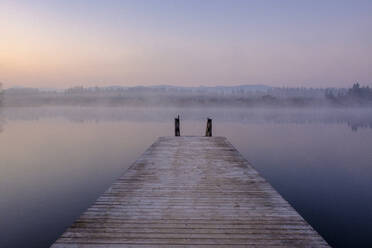 Steg am Ufer des Kirchsees in der nebligen Morgendämmerung - LBF03178