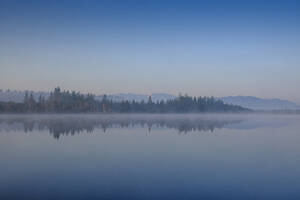 Kirchsee in der nebligen Morgendämmerung - LBF03181