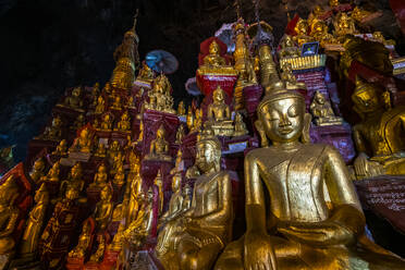 Myanmar, Shan-Staat, Pindaya, Goldene Buddha-Statuen in den Höhlen von Pindaya - RUNF04029