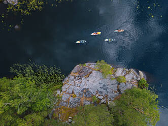 Luftaufnahme von Paddelboardern am Ufer des Vuoksi-Flusses - KNTF05036