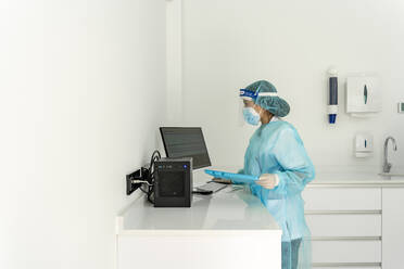 Krankenschwester arbeitet am Computer in der Zahnklinik - DLTSF00930