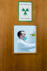 Männlicher Zahnarzt bei der Arbeit im Labor einer Klinik - DLTSF00940