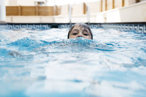 Junge schwimmt im Sommer im Pool - JRFF04678