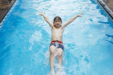 Junge beim Rückenschwimmen im Schwimmbad - JRFF04687