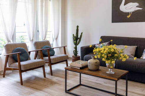 Sofa und Stühle im häuslichen Wohnzimmer - EIF00139