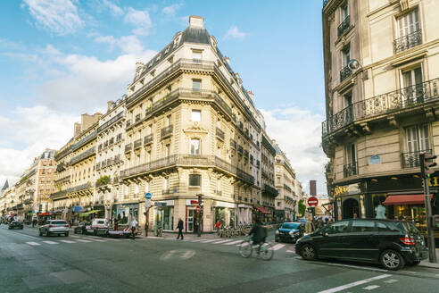 6. Arr. in Paris mit historischen Häusern, Rue Sabot an einem sonnigen Herbsttag - CAVF87645