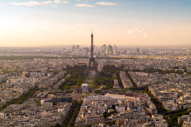 Blick auf Paris von oberhalb des Montparnasse-Turms bei Sonnenuntergang im Herbst - CAVF87646