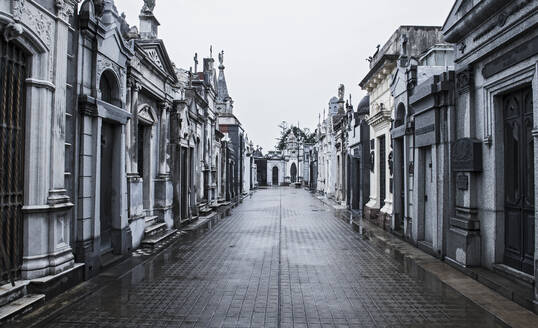 Gasse auf dem Friedhof La Recoleta in Buenos Aires - CAVF87737