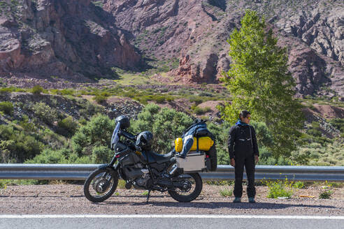 Frau steht neben einem Tourenmotorrad, Mendoza - Argentinien - CAVF87738