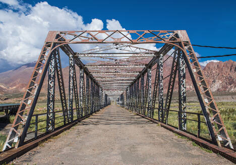 Abnehmende Perspektive der alten Eisenbrücke, Uspallata, Mendoza - CAVF87741