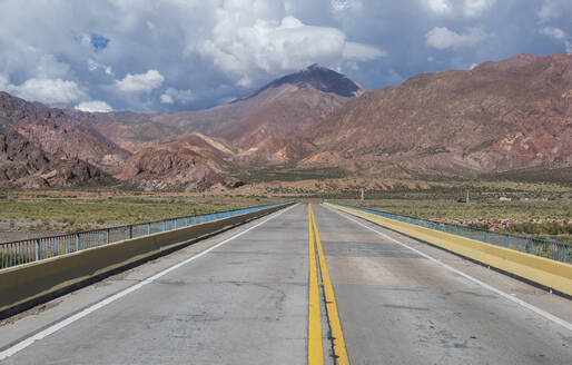 Abnehmende Perspektive der Straße, Uspallata, Mendoza, Argentinien - CAVF87743