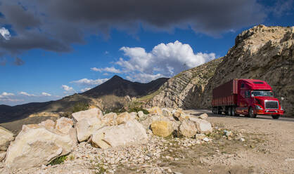 Roter Lastwagen auf einem Hügel in Bolivien - CAVF87746