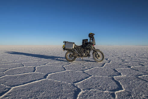 Motorradtour in den Salinen von Uyuni in Bolivien - CAVF87769