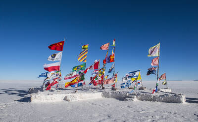 Internationale Flaggen auf den Salinen von Uyuni in Bolivien gepflanzt - CAVF87770