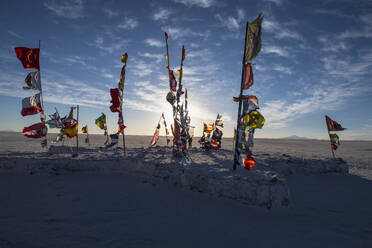 Internationale Flaggen auf den Salinen von Uyuni in Bolivien gepflanzt - CAVF87771