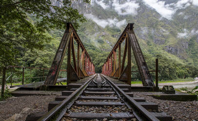 Zuggleise über eine Brücke nach Aguas Calientes, dem Ausgangspunkt für Machu Picchu - CAVF87774