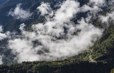 Kurvenreiche Straße von Aguas Calientes nach Machu Picchu / Peru - CAVF87775