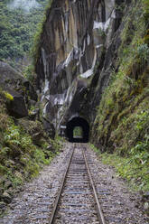 Zuggleise, die nach Aguas Calientes führen, dem Ausgangspunkt für Machu Picchu - CAVF87776