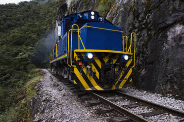 Lokomotive auf dem Weg nach Aguas Calientes am Fuße des Machu Picchu - CAVF87777