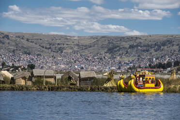 Typisches Pantherboot bei den schwimmenden Inseln auf dem Titicacasee - CAVF87783