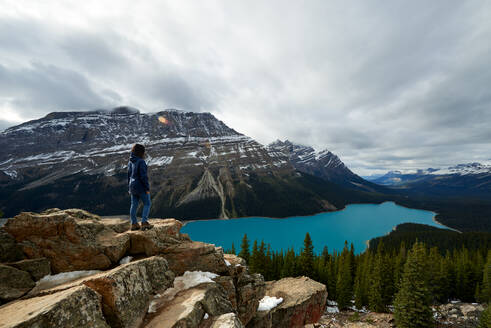 Mädchen genießt die Aussicht bei einer Wanderung am Peyto Lake, Banff National Park - CAVF87790