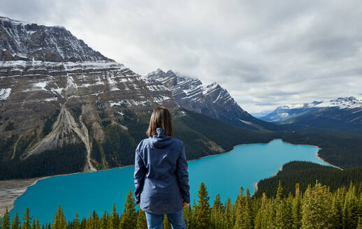 Mädchen genießt die Aussicht bei einer Wanderung am Peyto Lake, Banff National Park - CAVF87791