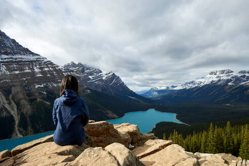 Mädchen genießt die Aussicht bei einer Wanderung am Peyto Lake, Banff National Park - CAVF87793