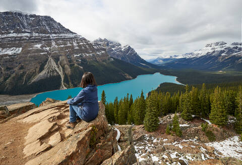 Mädchen genießt die Aussicht bei einer Wanderung am Peyto Lake, Banff National Park - CAVF87794