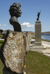 Bronze von Margaret Thatcher neben dem Befreiungsdenkmal von 1982 in Stanley, Falklandinseln, Südamerika - RHPLF16937