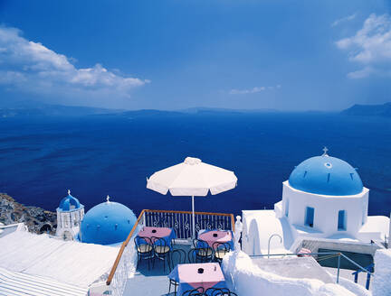 Restaurant am Meer, Oia, Santorin, Kykladen, Griechische Inseln, Griechenland, Europa - RHPLF16958