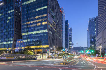 Wolkenkratzer und Seoul Tower in der Abenddämmerung, Seoul, Südkorea, Asien - RHPLF16970