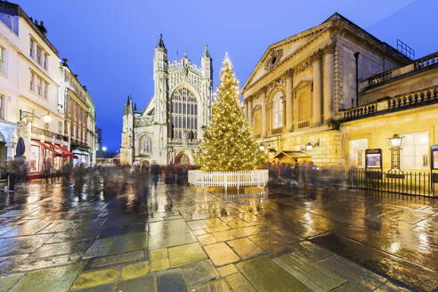 Weihnachtsbaum vor den römischen Bädern und der Bath Abbey, Bath, UNESCO-Weltkulturerbe, Somerset, England, Vereinigtes Königreich, Europa - RHPLF17008