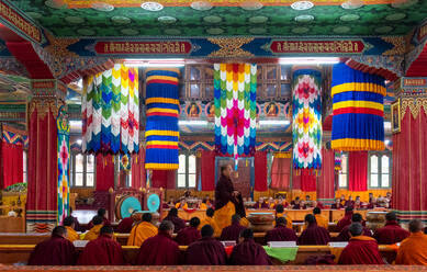 Buddhistische Mönche beten mit runden Gongs in einem Gebetsraum in einem Kloster, Bhutan, Asien - RHPLF17025