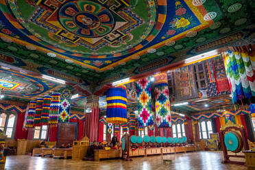 Buddhistische Mönche beten mit runden Gongs in einem Gebetsraum in einem Kloster, Bhutan, Asien - RHPLF17026