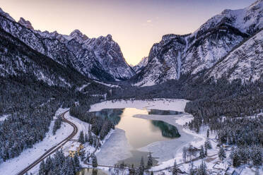 Sonnenaufgang über dem vereisten Toblacher See und Wäldern im Winter, Toblach, Pustertal, Dolomiten, Provinz Bozen, Südtirol, Italien, Europa - RHPLF17054