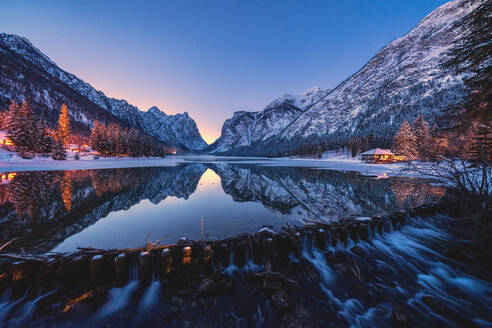 Dämmerungslicht auf den sich im Toblacher See spiegelnden Schneegipfeln, Pustertal, Dolomiten, Provinz Bozen, Südtirol, Italien, Europa - RHPLF17056